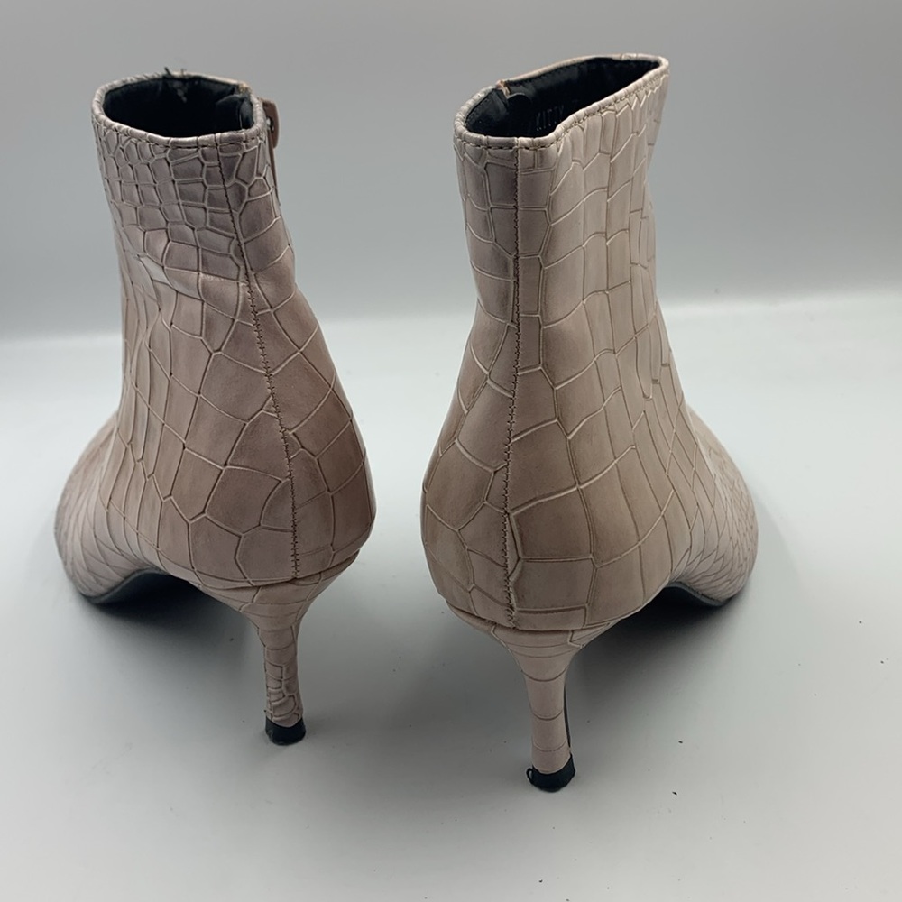 Alligator pattern heeled booties. - Picture 3 of 4